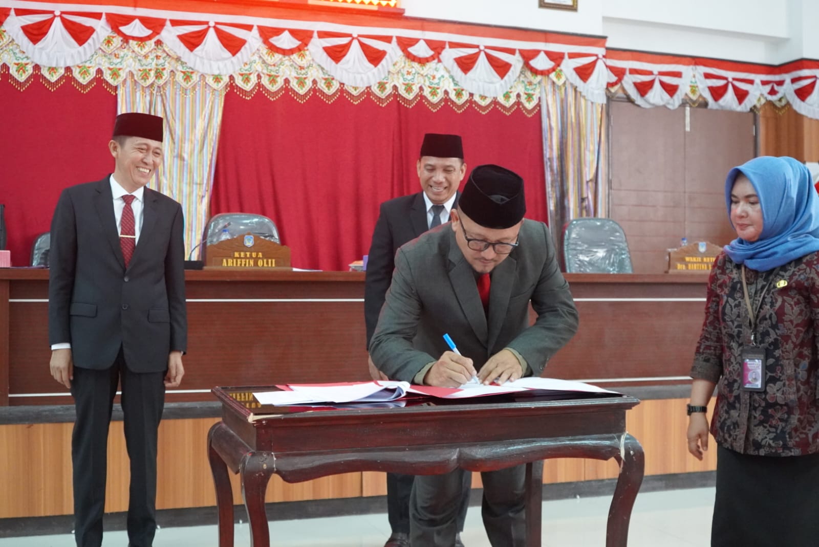 Ketua DPRD Ir Arifin Olii menandatangani berita acara ditetapkannya Dua Perda.