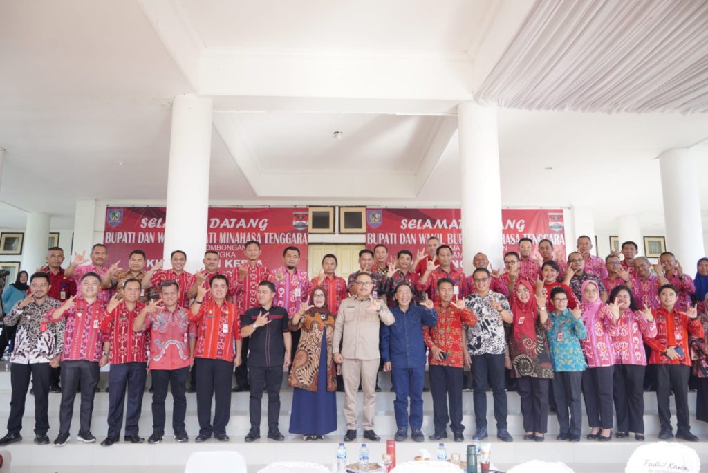 Foto bersama Bupati Ir Limi Mokodompit MM, Bupati James Sumendap SH MH, Ketua TP PKK Bolmong, Sekda dan para pejabat teras Pemkab Bolmong. 