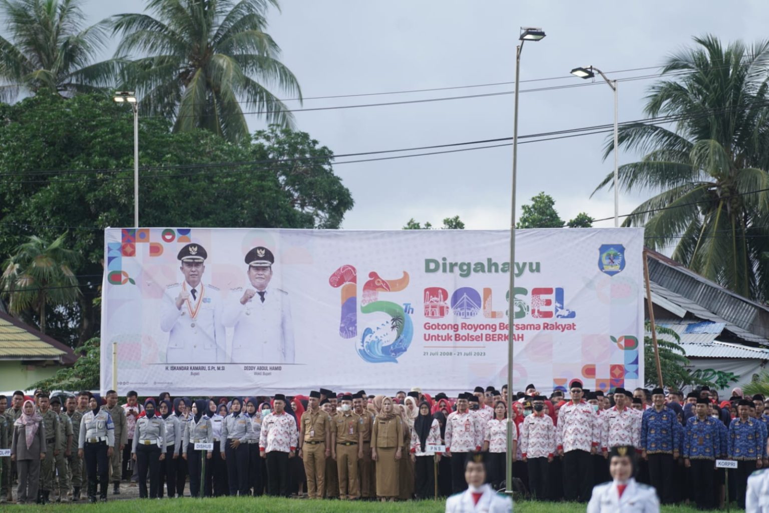 Para guru dan siswa yang hadir di upacara HUT Bolsel ke-15 Tahun.