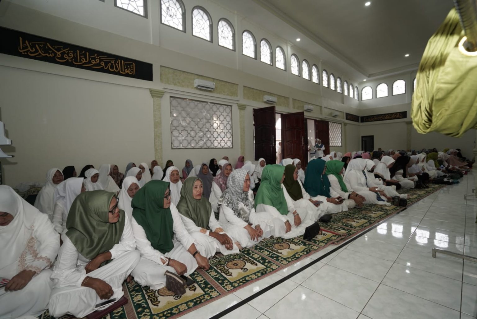 Para peserta perempuan yang hadir pada zikir dan doa bersama di Masjid Agung An-Nur Molibagu.
