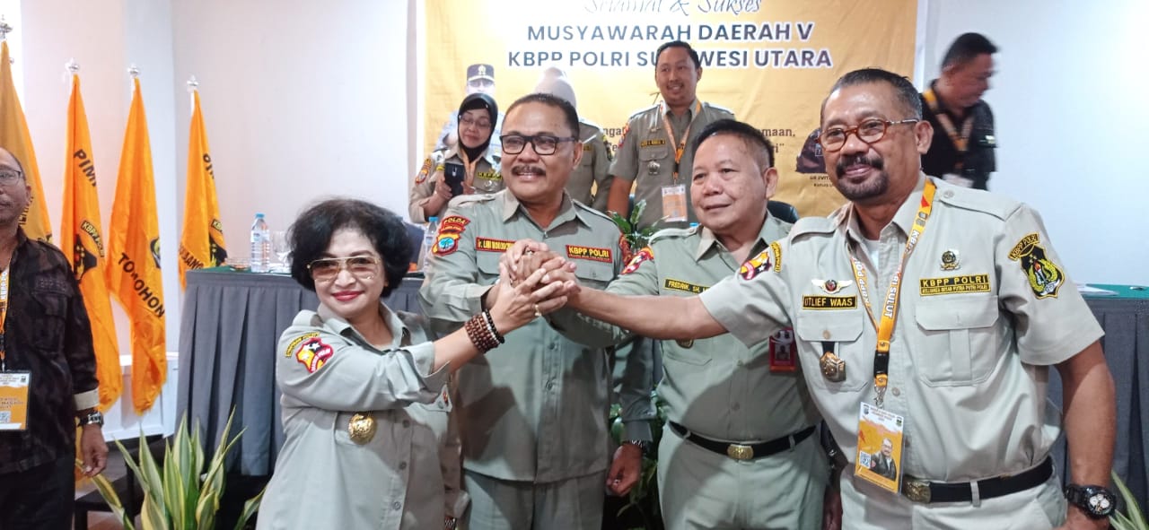 Usai pelantikan petinggi-petinggi DPP KBPP bersama Ketua Sulut berpegangan tangan.