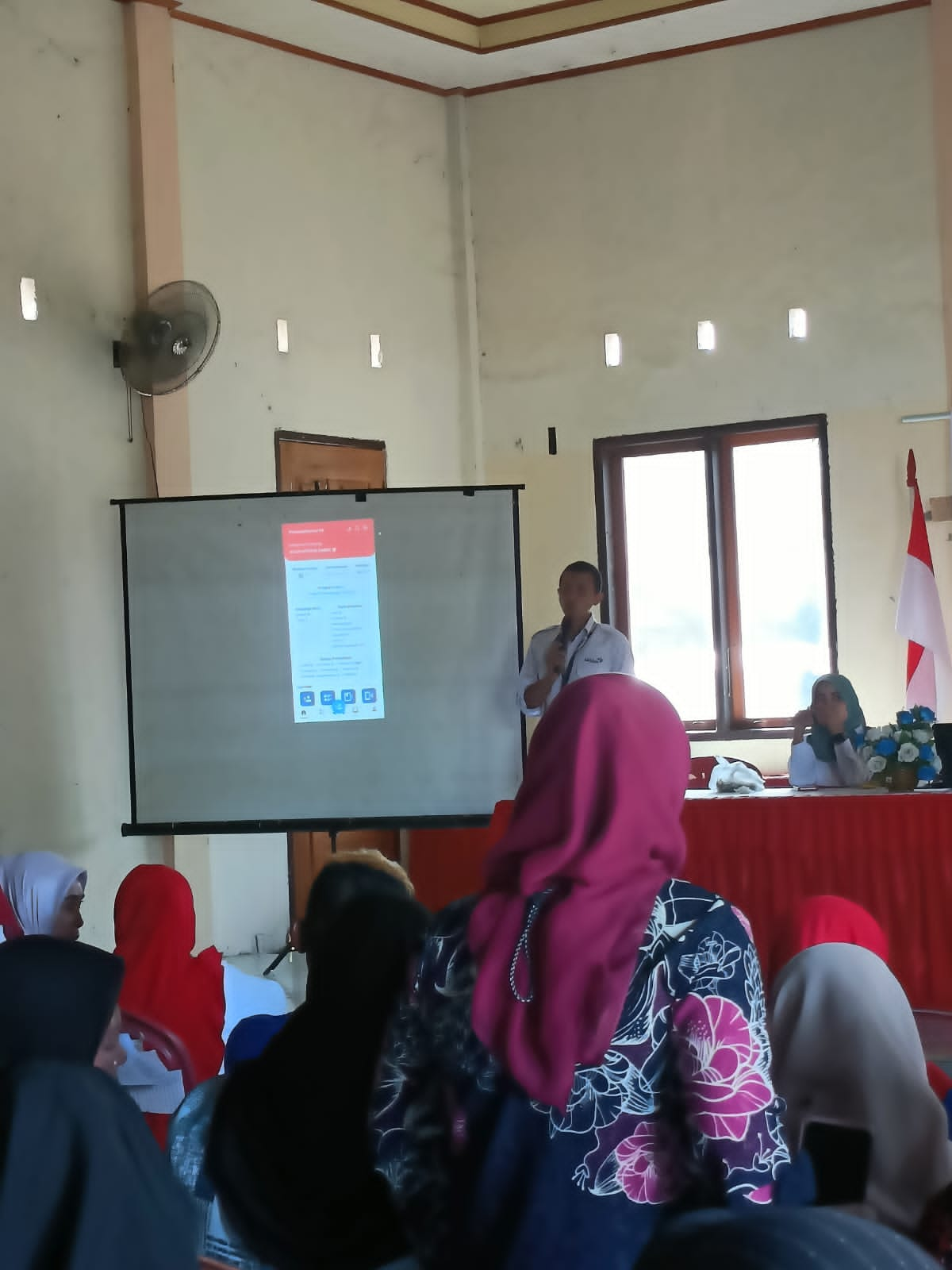 Para peserta mengikuti dengan seksama penyampaian dari salah satu pemateri workshop.