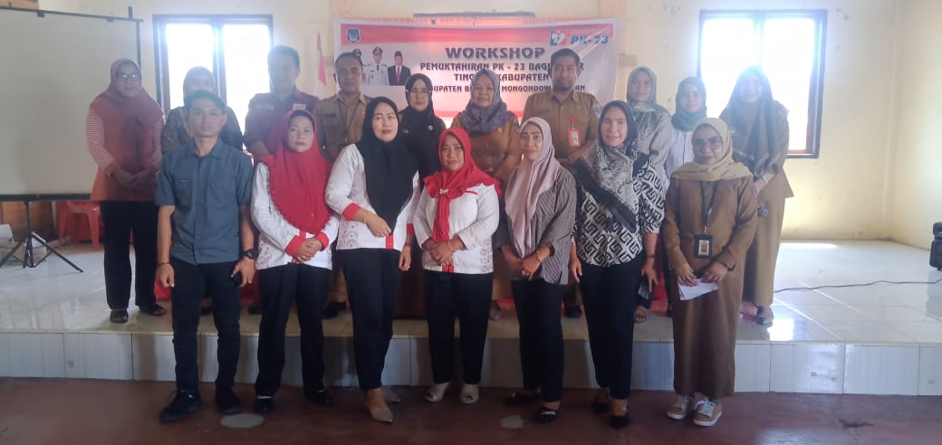 Foto bersama disela-sela pembukaan kegiatan workshop.