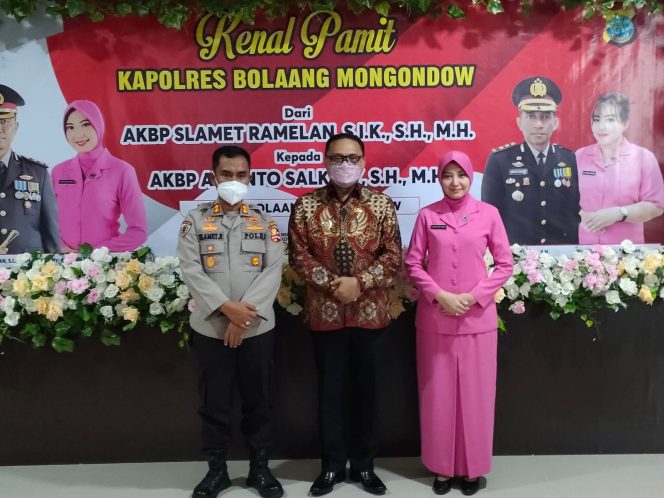 Foto bersama Bupati Limi dengan mantan Kapolres dan istrinya.