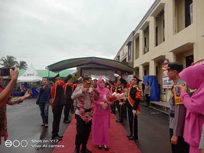 Suasana penyambutan kepada Kapolres baru.