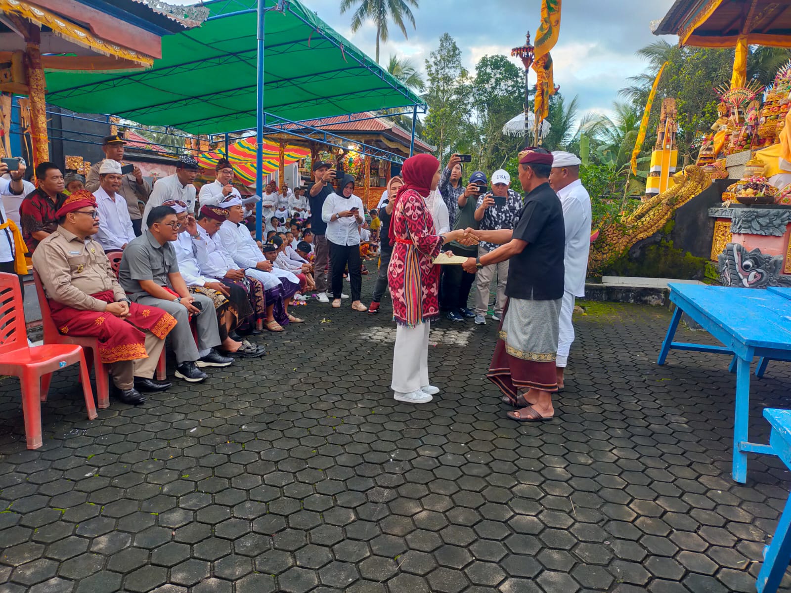 Ketua KNPI Bolmong menyerahkan hadiah lomba kepada salah satu sangadi di Werdi Agung.