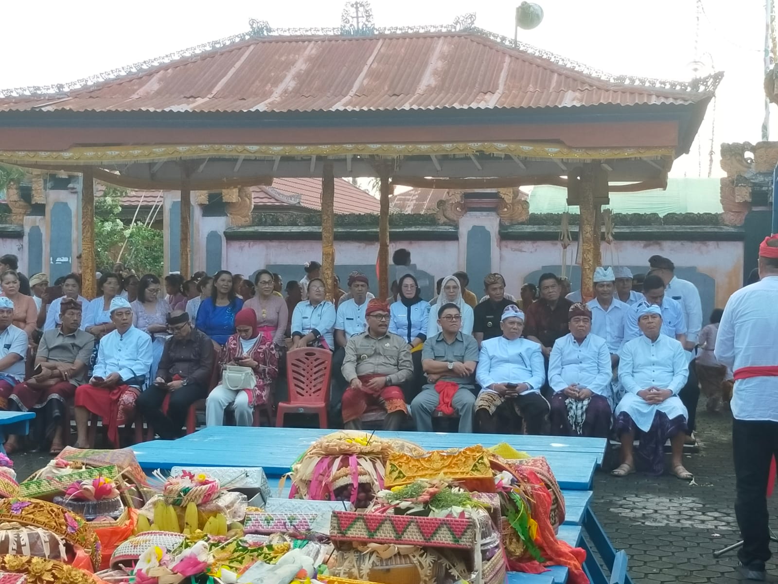 Pj Bupati, Ketua DPRD dan seluruh tamu undangan maupun masyarakat Hindu Werdi Agung mendengarkan sambutan dari Anggota DPR RI Djenri Keintjem.