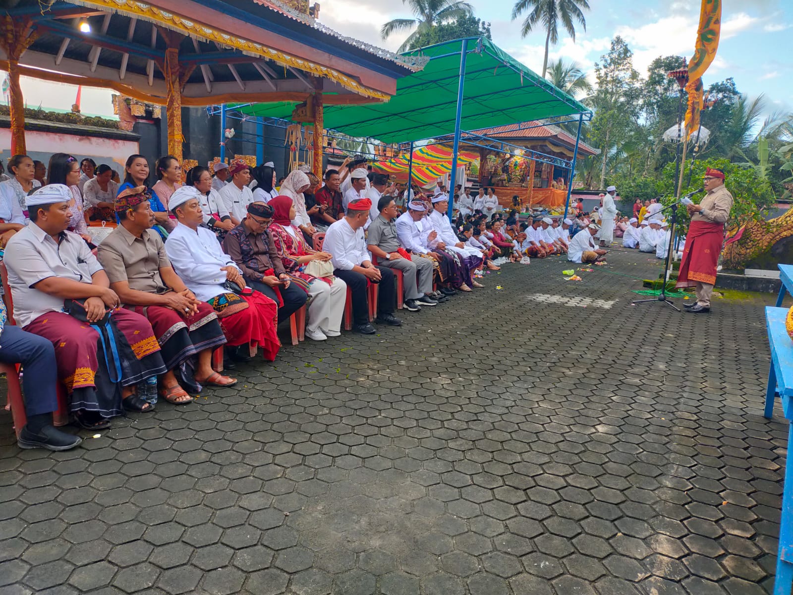 Bupati menyampaikan sambutan diacara perayaan Hari Raya Galungan dan Kuningan umat Hindu Werdi Agung.