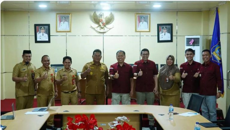 Foto bersama disela-sela pertemuan berlangsung.