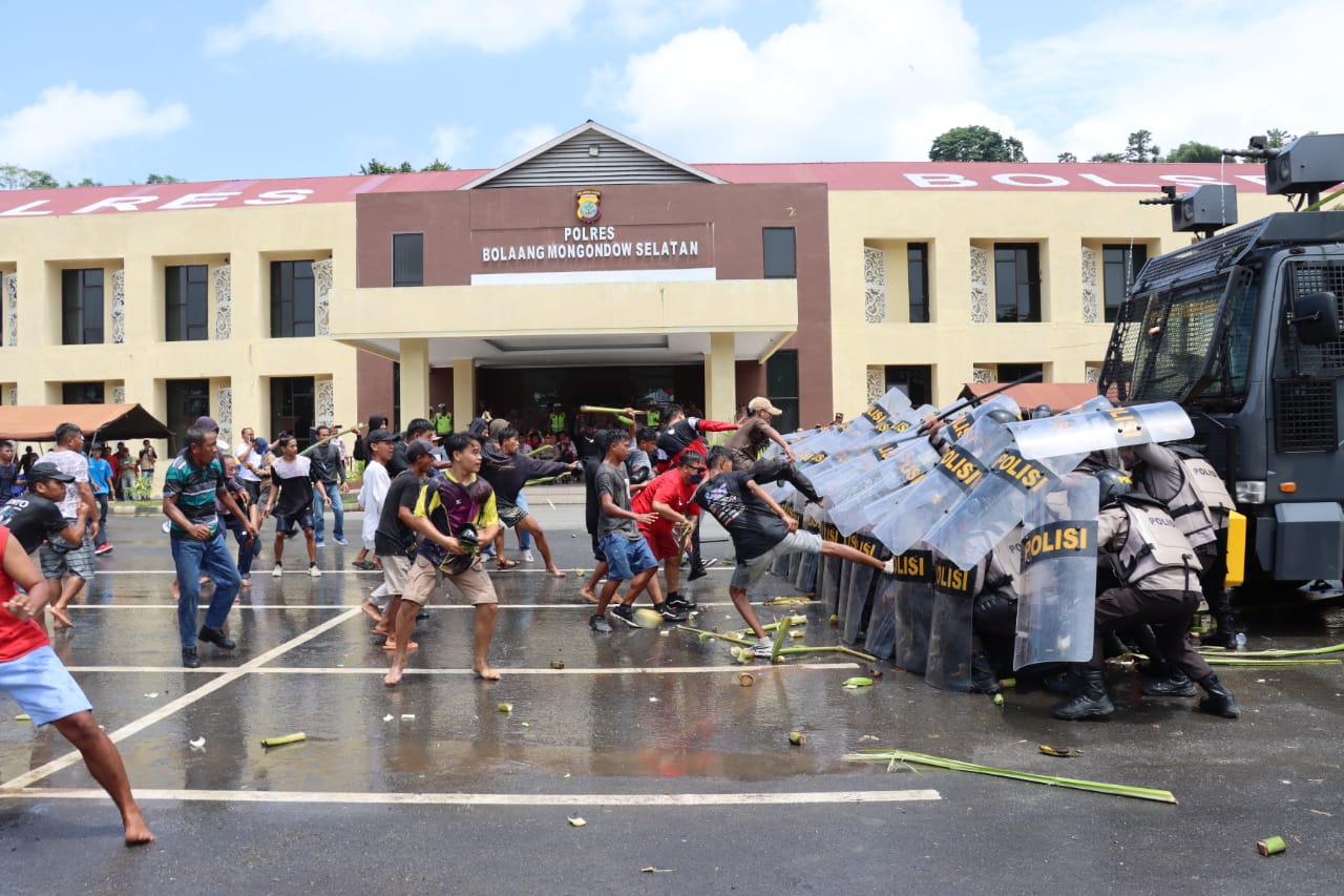 Masyarakat dan pihak kepolisian bersitegang ditengah-tengah Sispamkota Polres Bolsel.
