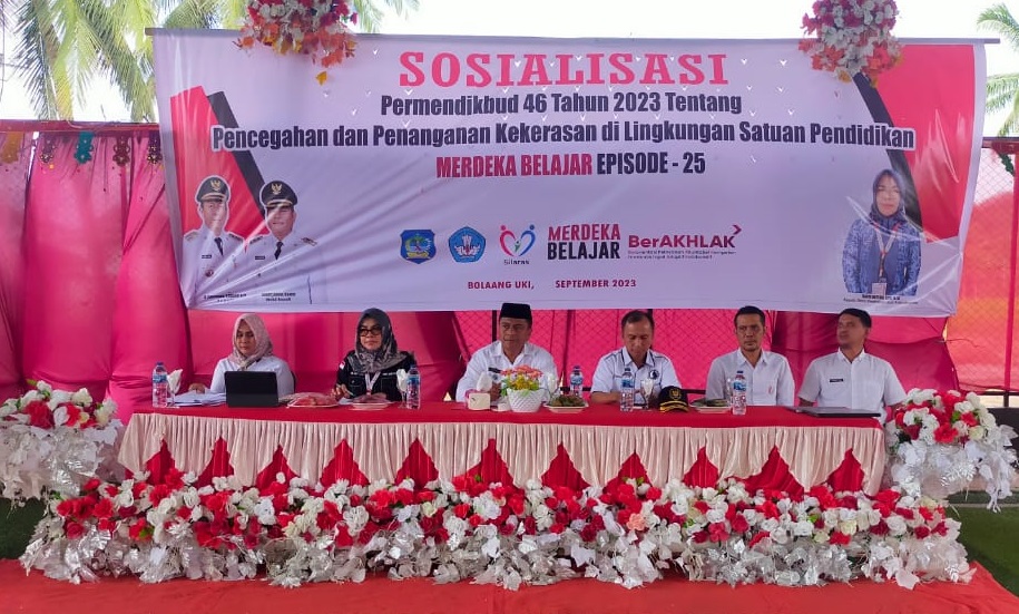 Asisten I Pemkab Bolsel membuka kegiatan sosialisasi, didampingi Kadis Dikbud, Kabid Dikdas dan Paud.