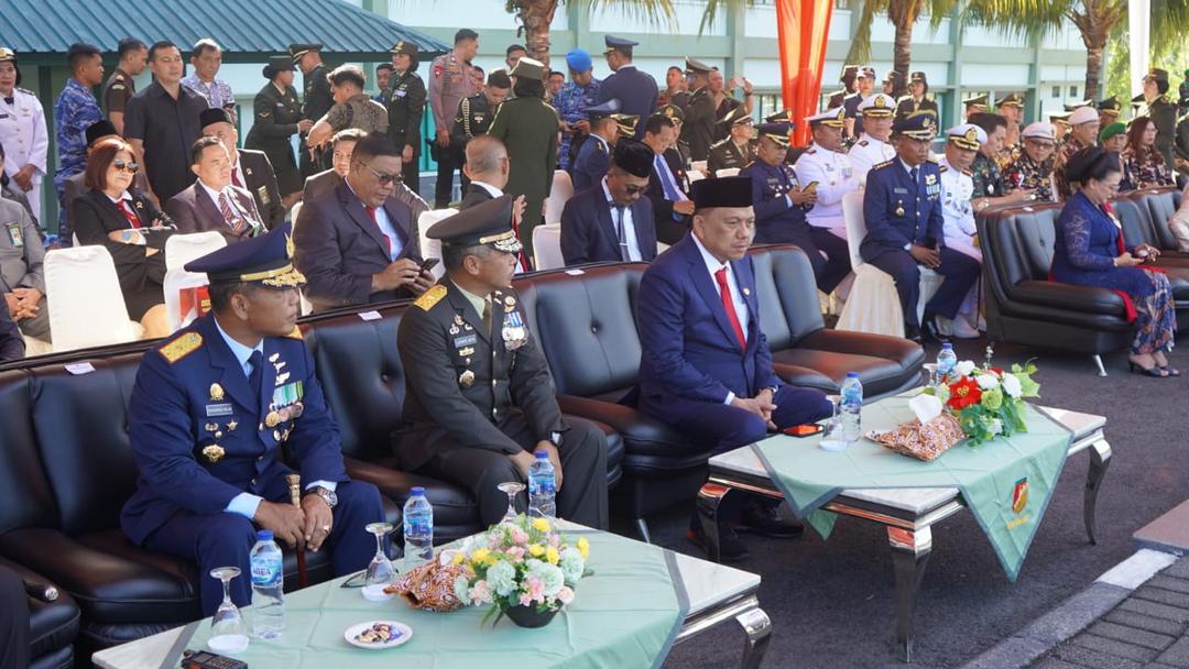 Nampak pula Gubernur Sulut bersama Panglima Kodam dan Kapolda ketika peringatan HUT TNI.