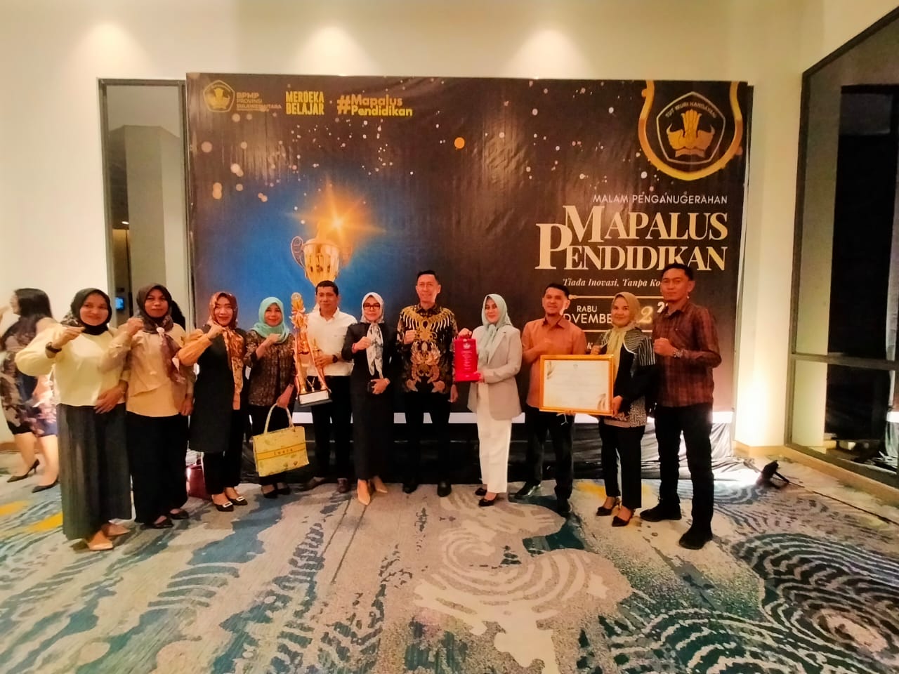 Bupati H Iskandar Kamaru SPt MSi foto bersama dengan Kadis Disdik Bolsel bersama jajarannya usai menerima penghargaan.