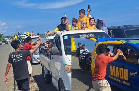 Bentuk Kepedulian, Tim Pasangan IDEAL Berbagi Air Minum untuk Pendukung MADU